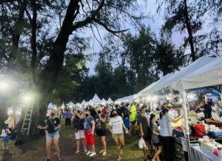 Ieri a Phuket si è tenuto il festival gastronomico "Roi Rim Lay" sulla spiaggia di Nai Yang con la partecipazione di molti turisti stranieri