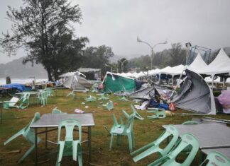 Strong wind damages food festival in Karon – VIDEO