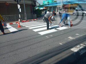 Phuket City Municipality repaints crosswalks  to increase road safety