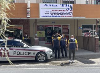 UPDATE: Phuket law enforcement officers inspect visa company that allegedly defrauded many foreigners, owners not present