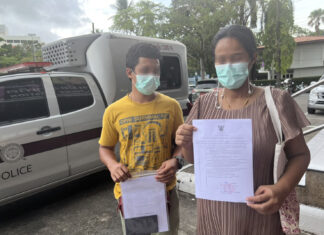 AGGIORNAMENTO: i genitori di un bambino di due settimane coinvolto in una disputa ospedaliera per il misterioso braccio rotto presentano un altro rapporto alla polizia di Phuket