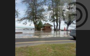 Strong waves wash up sea water onto road in Phuket – VIDEO