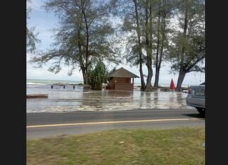 Strong waves wash up sea water onto road in Phuket – VIDEO
