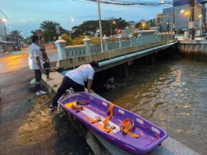 Woman safely rescued after jumping from a bridge in Phuket Town