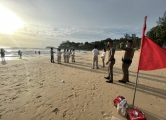 Thai doctor who was pronounced dead after rushing to save drowning British tourist in Phuket honored for his dedication