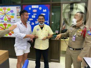 Phuket taxi driver returns wallet to foreign tourist