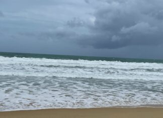 Phuket Marine Department continues to warn against boats going into the sea due to bad weather