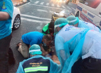 Thai Navy officer stops his vehicle and helps an unconscious injured man at intersection in Phuket