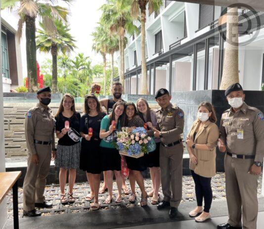 Police give bouquet to tourists on Samui Island who were on minibus when taxi drivers quarreled in Phuket