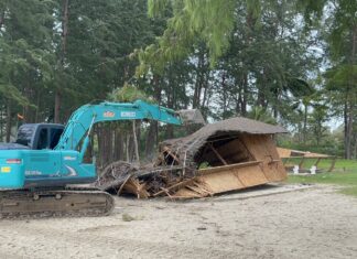 Encroaching structures on 50 billion baht worth of land on beach at Cherng Talay finally demolished