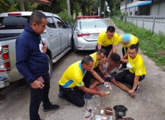 Uomo intossicato a Nakhon Si Thammarat arrestato con due pistole, proiettili e venti pastiglie di metanfetamina vicino alla scuola