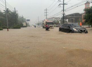 Traffic chaos after heavy rain hits Phuket