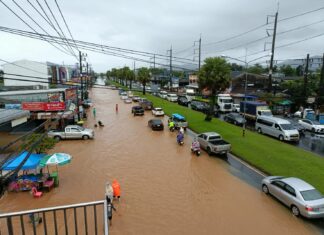 Major Phuket road paralyzed from floods, Royal Thai Navy helping flood victims