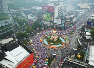 Thousands of local residents and foreigners join ‘Yu Keng’ ceremony as a part of Vegetarian Festival in Phuket on Sunday