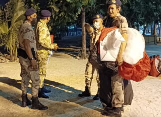 Lanternes flottantes et feux d'artifice saisis sur la plage de Patong