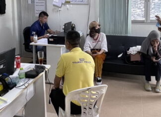 Una donna cinese rimasta oltre 1,316 giorni è stata arrestata dopo essere stata trovata a chiedere l'elemosina in una stazione di servizio di Phuket