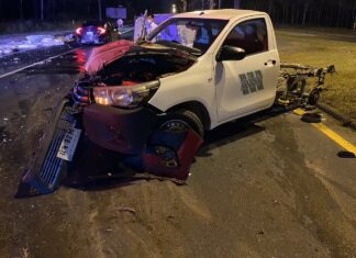 Driver Survives after Pickup Truck Carrying Ice Crashes in Thalang