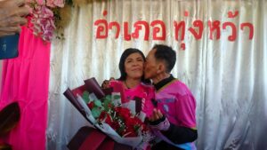 Thai Man Finally Meets Online Girlfriend After 1200km Trek to Propose, She Said Yes!