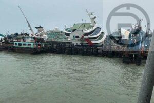 Samui Ferry Damaged After Being Hit by Heavy Waves, No Injuries