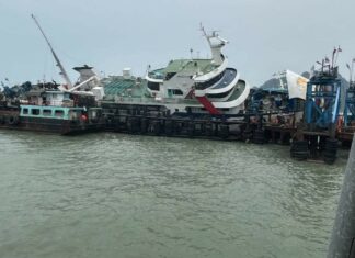 Samui Ferry Damaged After Being Hit by Heavy Waves, No Injuries