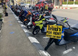 Gli operatori di noleggio di motociclette di Phuket hanno avvertito del parcheggio su strade pubbliche
