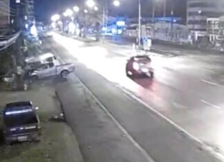 Kaksi ihmistä loukkaantui lava-auton törmättyä tila-autoon Thalangissa