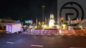 Pickup Truck Crashes into Heroine Monument in Thalang