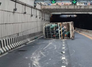 Kaasupulloja kuljettava kuorma-auto kaatui Phuketin alikulkusillassa