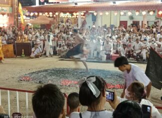 Fire Walking Ritual pidettiin Phuketin kasvissyöjäfestivaaleilla – KUVAKIERTO/VIDEO