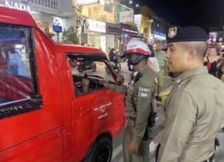 Armi e quarantatré pillole di metanfetamina trovate nel taxi Tuk Tuk di Patong