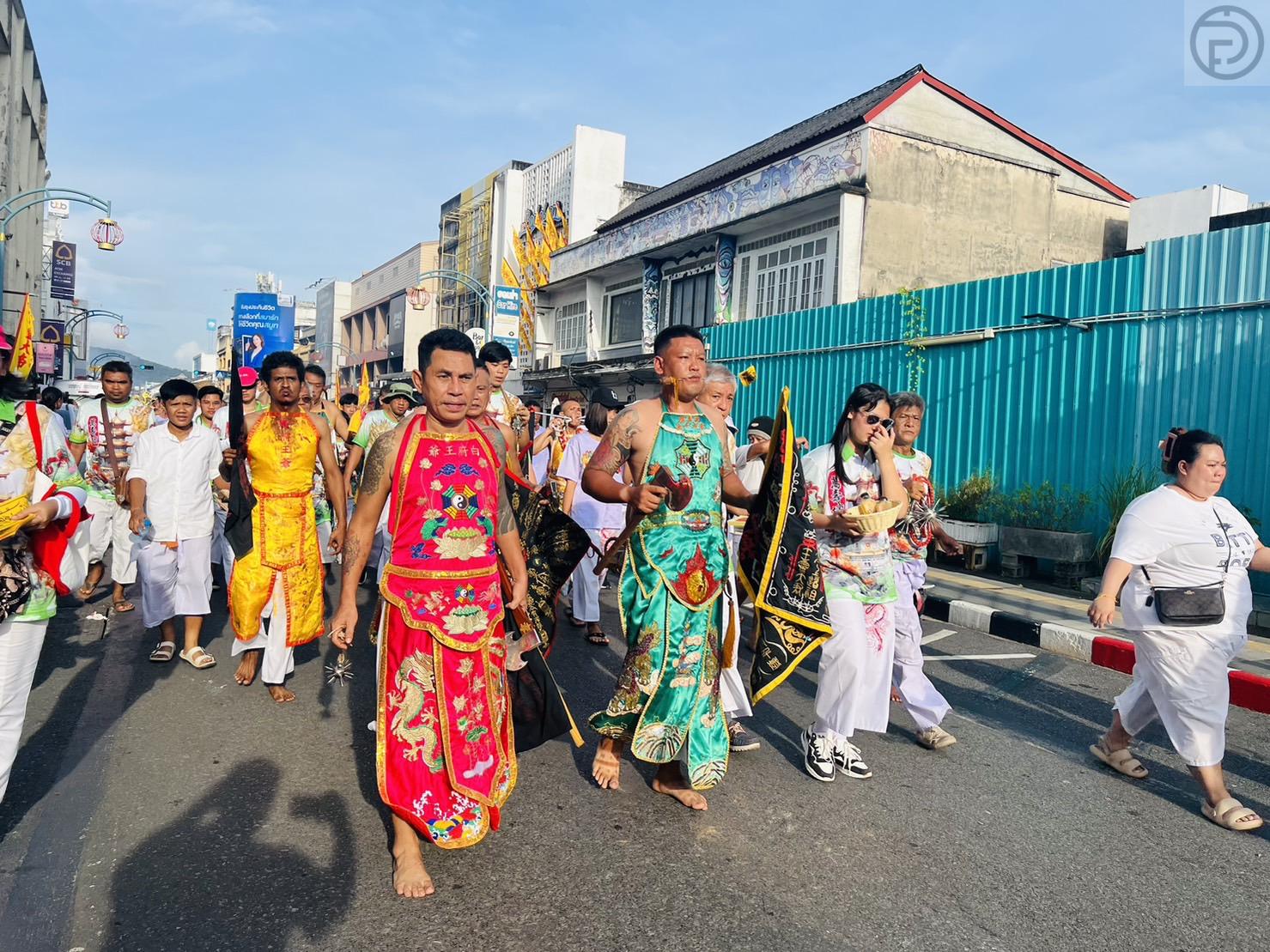 数以千计的当地居民和外国人参加周日普吉岛素食节的“Yu Keng”仪式 - The Phuket Express