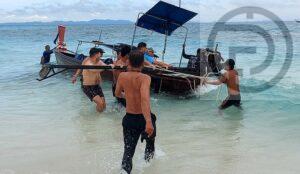 Long-tail Boat Capsizes after Arriving with Tourists on Island in Krabi