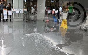 Phuket Airport Clarifies After Water Leaking from Roof in Terminal Causes Passengers to Slip