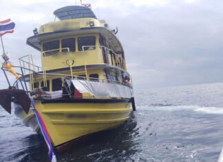 Neljätoista ulkomaalaista turistia pelastettiin veden vuotamisen jälkeen veneeseen Phang Ngassa