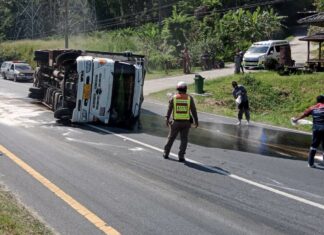 Ritardi nel traffico dopo che il camion si è ribaltato sulla strada principale a Phuket