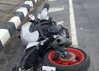 Ukrainalainen mies loukkaantui vakavasti, kun taksi törmäsi moottoripyöräänsä Phuketin risteyksessä – VIDEO