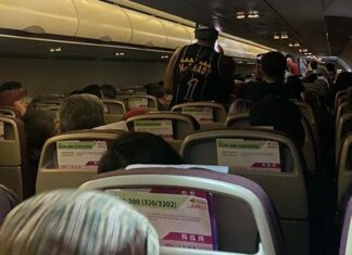 Turista canadese scatena il panico dopo aver tentato di aprire la porta dell'aereo a Chiang Mai al decollo