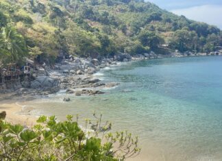 Le autorità di Phuket prendono di mira l'invasione sulla spiaggia di Nui