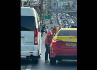 Minivan Driver Charged after Threatening Taxi Driver with Knife at Phuket Intersection