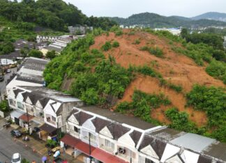 Eight Houses Damaged After Landslide in Rassada, Phuket-VIDEO