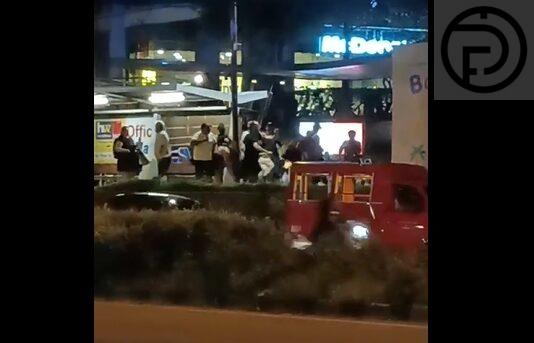 Ulkomaisia turisteja ja taksinkuljettajia syytettiin Phuketin ostoskeskuksen lähellä tapahtuneen tappelun jälkeen - VIDEO
