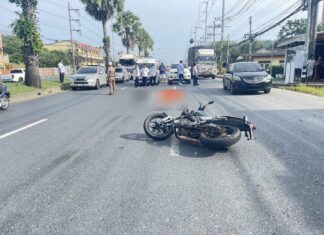 Il motociclista muore dopo essere stato investito da un camion con rimorchio a Thalang