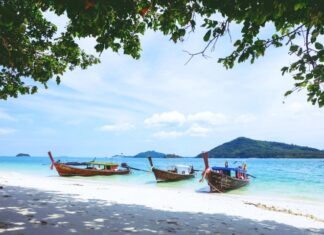 Turisti britannici e thailandesi salvati dopo il ribaltamento di una barca a coda lunga a Phuket