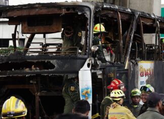 Update: Tödlicher Busunfall in Thailand, bei dem 25 Menschen ums Leben kamen, hauptsächlich junge Studenten, wird untersucht; wahrscheinlich waren Reifenexplosion und Gassystem beteiligt