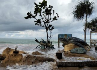 Woda morska zalewa główną drogę w Mai Khao – WIDEO