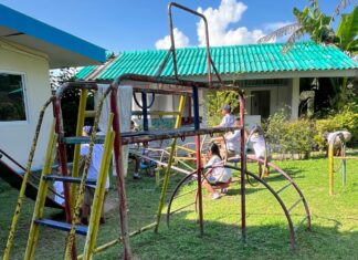 Były premier Tajlandii Srettha Thavisin i fundacja wspierają trzy szkoły w Phuket