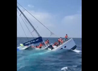 Dreiunddreißig Chinesen nach Kentern eines Katamarans vor Phuket gerettet – VIDEOS