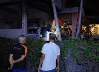 Hausbrand beschädigt Auto in Kamala