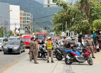 Patong Tuk Tuk Taxi Driver Warns Foreign Couple For Having Sex in His Taxi