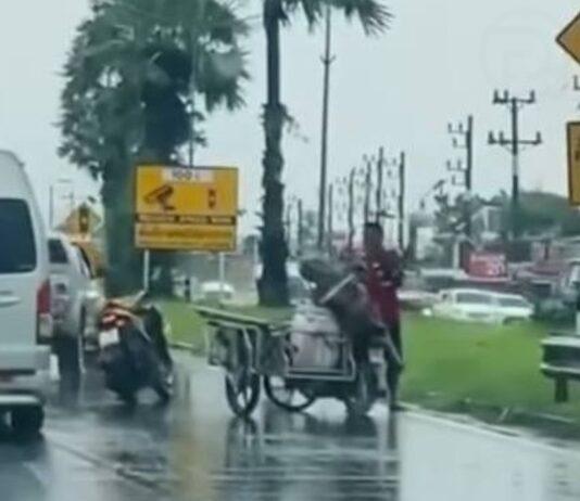 Arrestan a un motociclista por agredir a un motociclista mayor en una carretera de Phuket